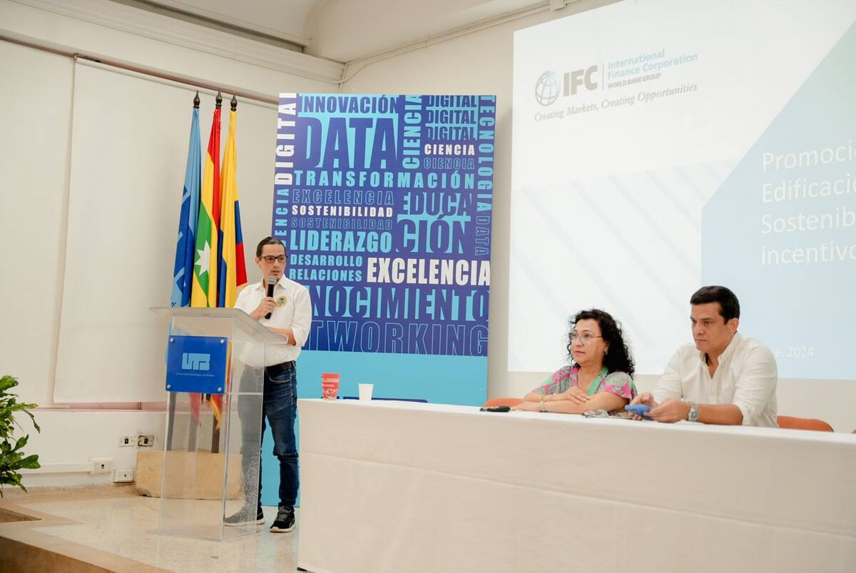 El secretario de Planeación del Distrito, Camilo Rey Sabogal, interviene en un taller sobre construcciones sostenibles. En la mesa principal el gerente de Camacol Bolívar, Irvin Pérez, entre otros. // Cortesía