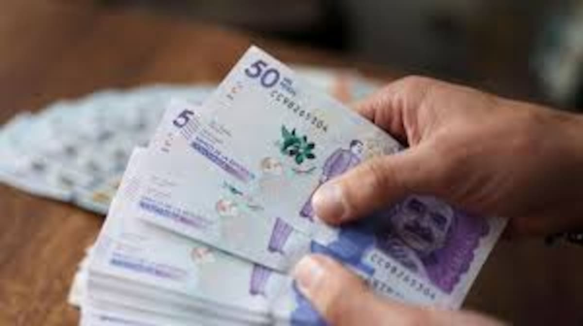 Contando billetes colombianos. //Luisa Gonzalez.