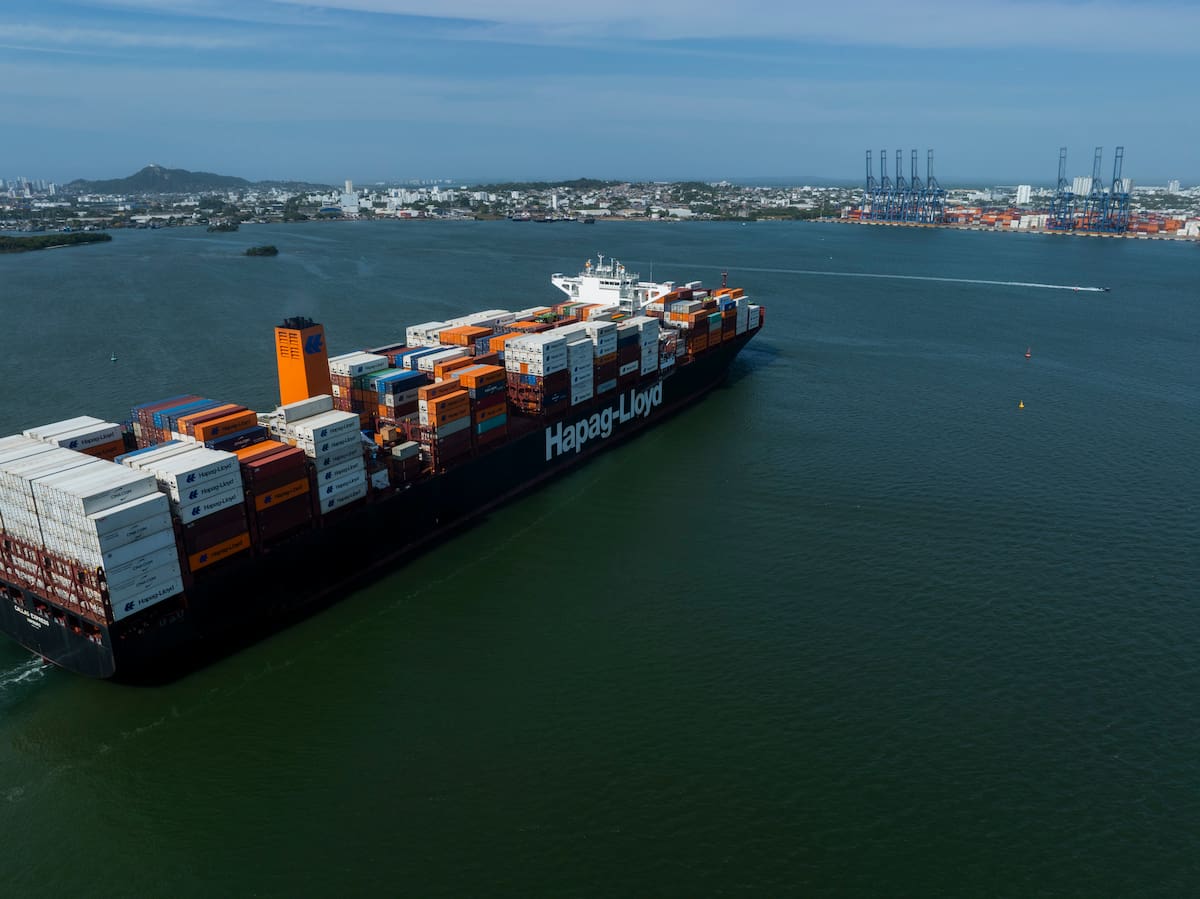 Un buque portacontenedores se aproxima a los muelles de Contecar, en Cartagena. // Héctor Rico- Cortesía GPC.