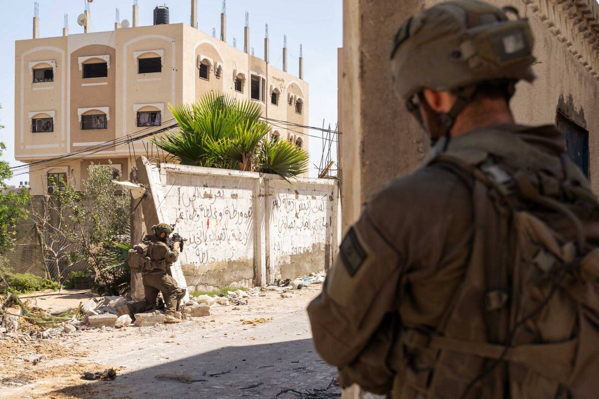 Dos soldados israelíes durante una operación en Rafah, este jueves. //EFE