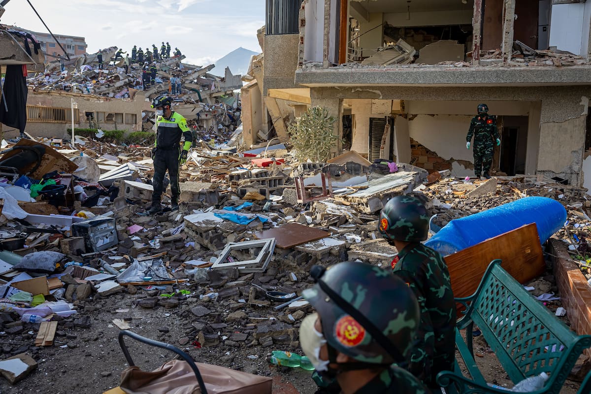 Rescatistas de Vietnam continúan con las labores de búsqueda de sobrevivientes a los terremotos, en Catia La mar, La Guaira (Venezuela). // Foto: EFE/ Miguel Gutiérrez