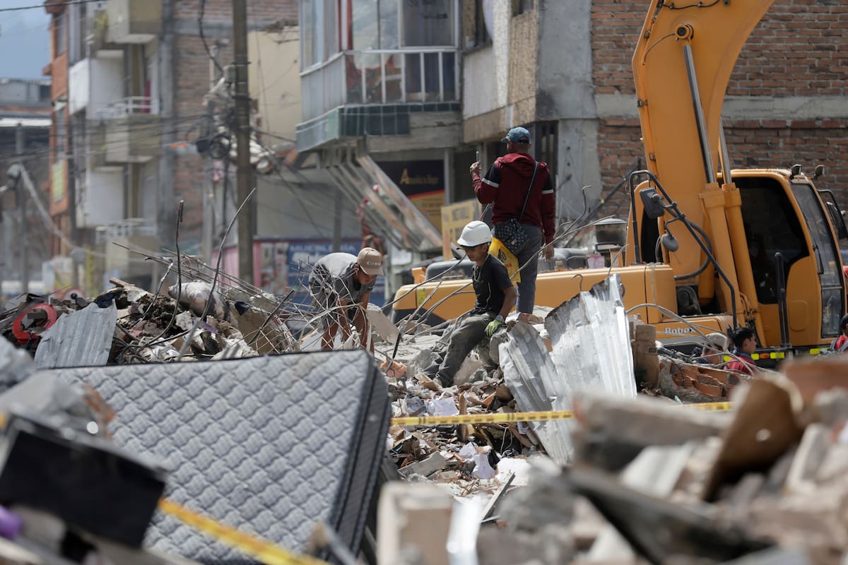 Voluntarios realizan labores de búsqueda en edificaciones destruidas por el terremoto de magnitud 7,4 del pasado lunes, este miércoles en Pereira (Colombia). EFE/ Carlos Ortega