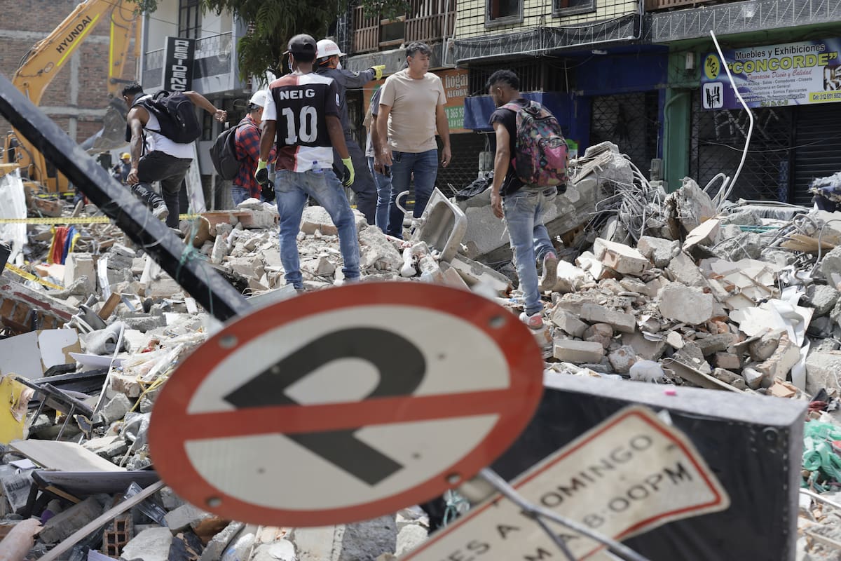 Voluntarios realizando labores de búsqueda en edificaciones destruidas por el terremoto de magnitud 7,4 en Pereira. // Foto: EFE/ Carlos Ortega.