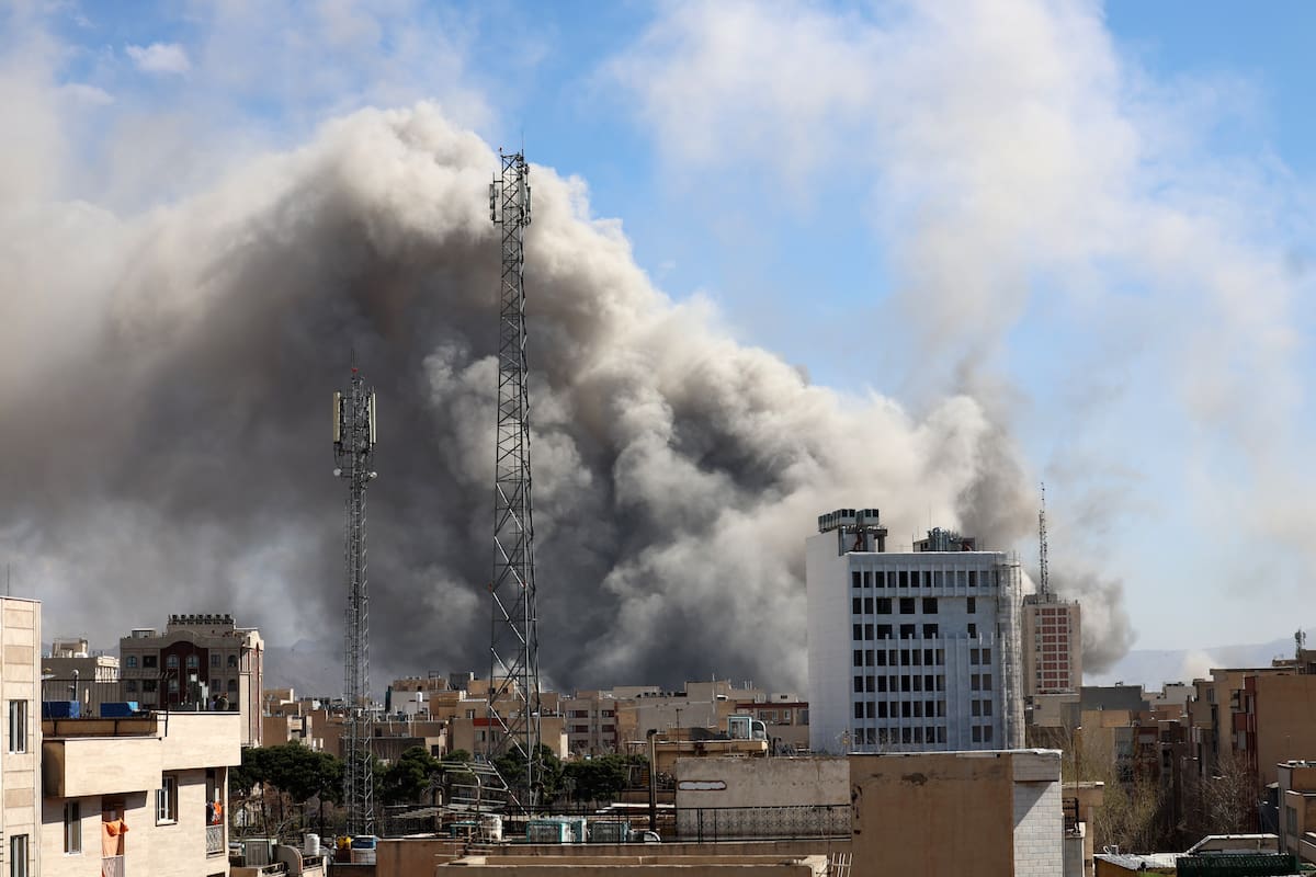 El humo se eleva en el centro de Teherán tras un ataque israelí en Irán, el 1 de marzo de 2026. Una operación militar conjunta israelí-estadounidense continúa en su segundo día tras atacar varios puntos de Irán en la madrugada del 28 de febrero de 2026, con ataques de represalia posteriores de Irán. EFE/ABEDIN TAHERKENAREH