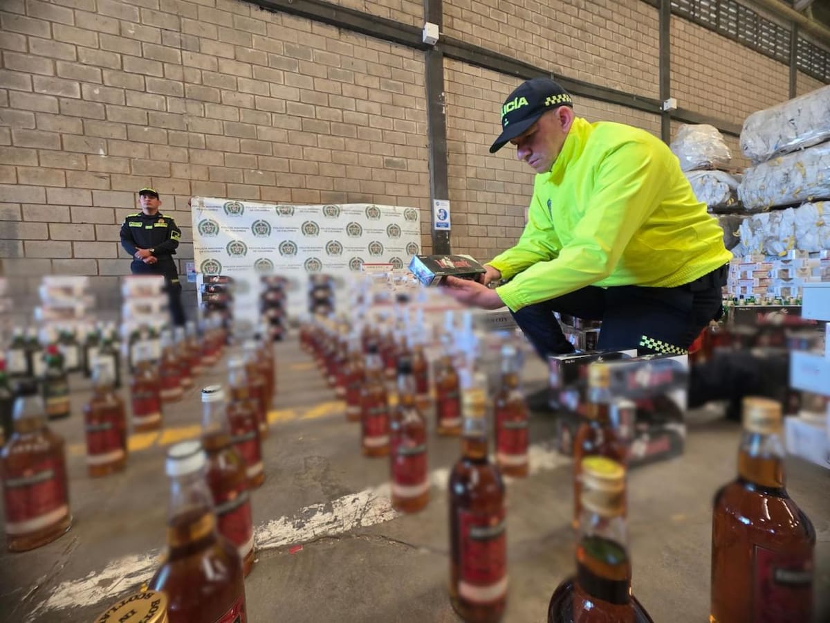 Inspección de los productos decomisados en un golpes al tráfico ilegal en el centro de Barranquilla. //FOTO POR LA POLICÍA NACIONAL.