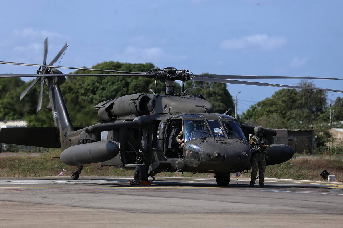 Ministro de Defensa advierte riesgo en contrato de mantenimiento de helicópteros