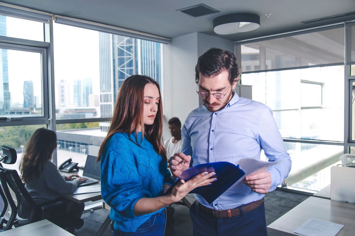 En Colombia un contrato laboral puede ser verbal o escrito, según lo establece el Código Sustantivo del Trabajo // 123RF.