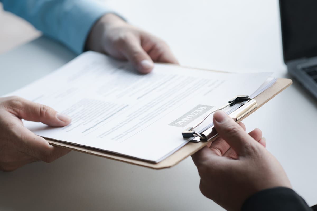 Lo que nadie le dice sobre trabajar sin contrato escrito en Colombia: ¿Es legal?