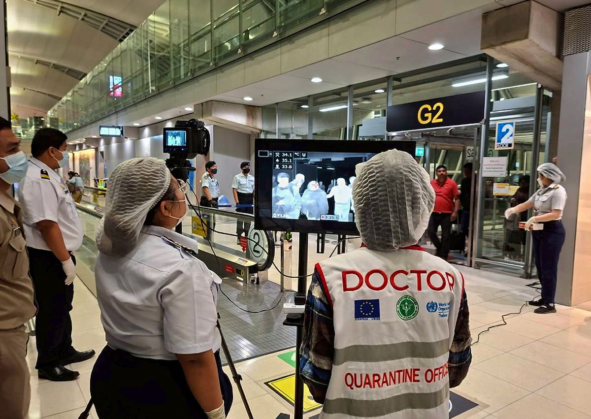 Controles en aeropuerto por personal de salud tras alerta por casos del virus Nipah. // EFE/EPA/THE SUVARNABHUMI AIRPORT OFFICE.
