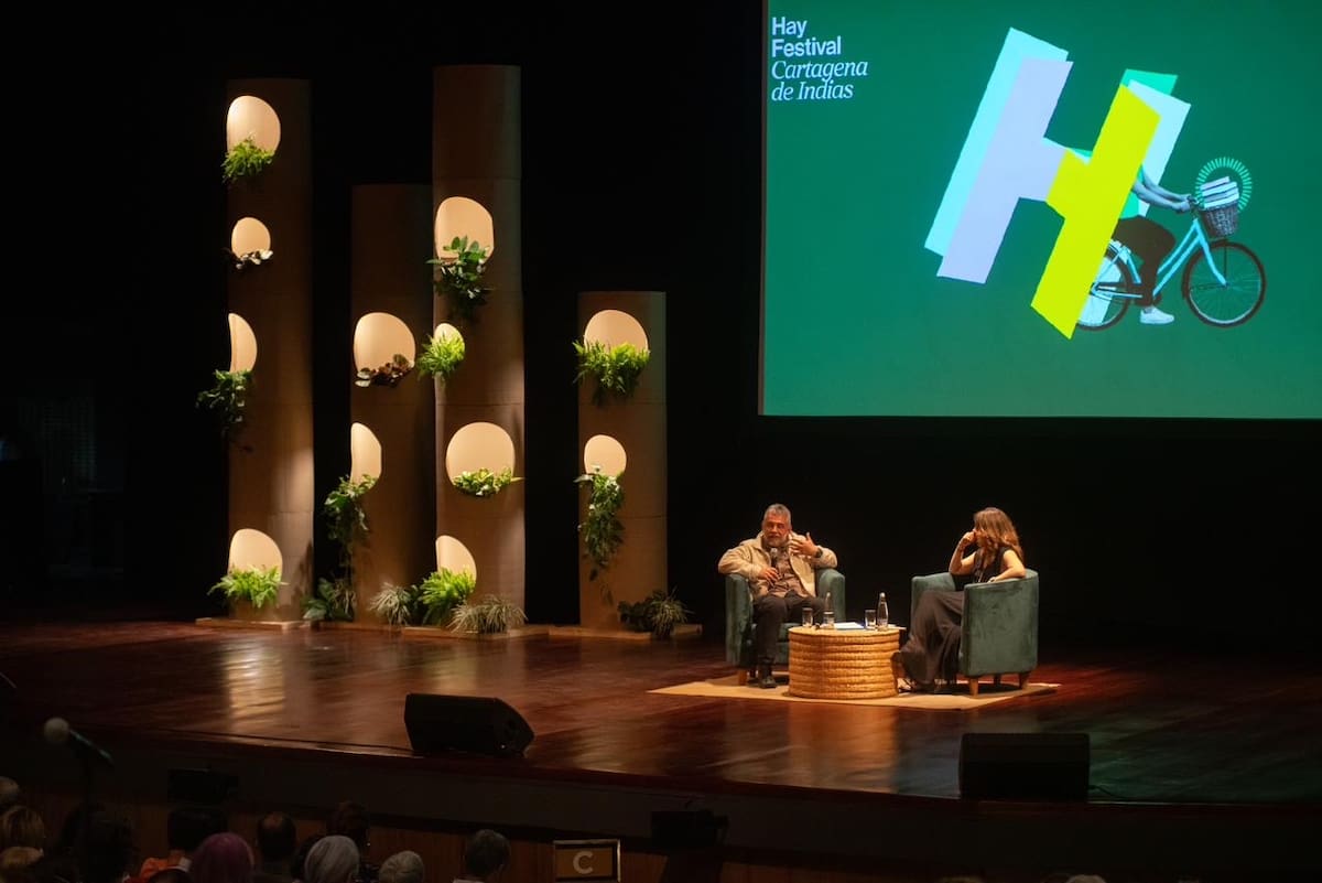 El escritor Mario Mendoza y la guionista Ana María Parra en el Hay Festival. // cortesía Hay Festival