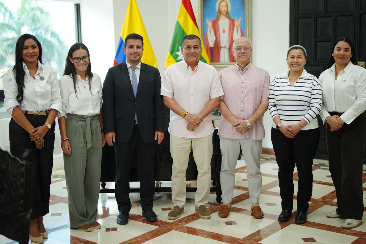 Sandra Schmalbach, directora de la Escuela Taller; María Mercedes Abondano, directora de Cooperación Internacional; Sr. Ahmed Faruk Muştakoğlu– Director Oficina TIKA en Colombia; Dumek Turbay Paz, alcalde de Cartagena; Jorge Villamizar, cónsul honorario de Turquía en Cartagena; Matty Alexandra Pizza Ruiz, Asesora Oficina TİKA en Colombia; y Tannis Puello, gerente de Espacio Público y Movilidad; estuvieron presente en la reunión para fortalecer los lazos de cooperación internacional entre Cartagena y Turquía. // Foto: Cortesía - Alcaldía de Cartagena.
