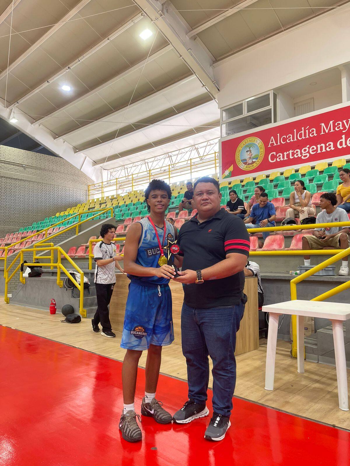 Juan Aguilar, de Bucaneros Basketball Team se llevó los premios de Jugador Más Valioso y mejor triplero.//CORTESÍA