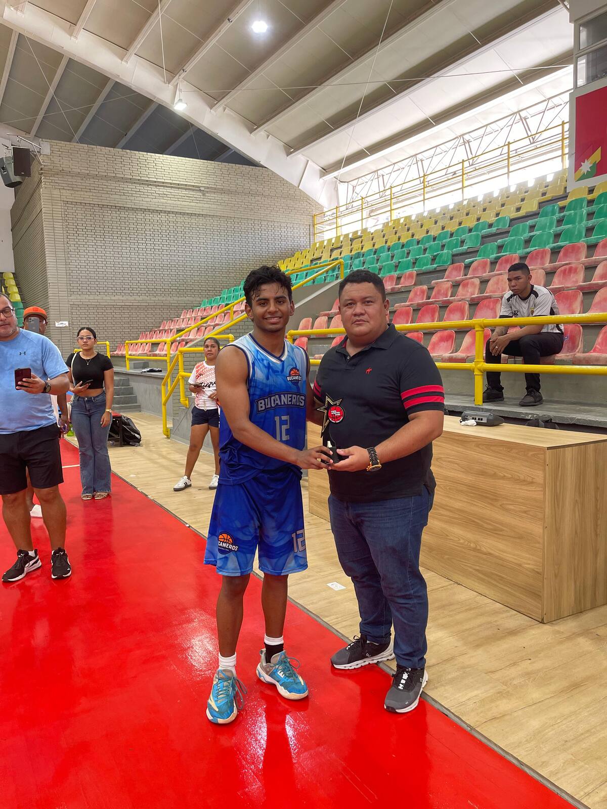 Jesús Pereira, de Bucaneros, obtuvo el trofeo como el mejor lanzador de tres puntos del torneo.//CORTESÍA