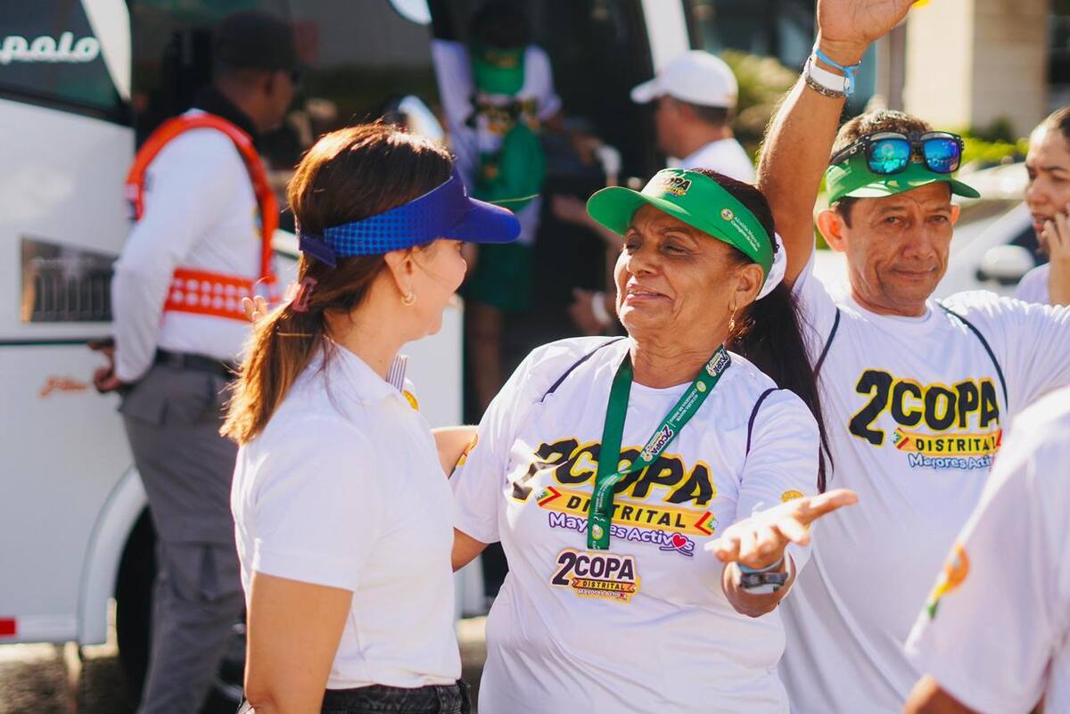 Adultos mayores expresaron su felicidad y alegría en este evento lleno de colores. // Foto: cortesía.