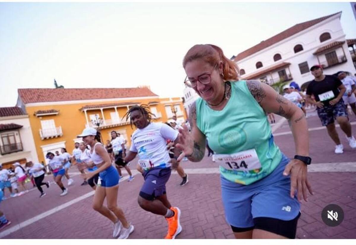 Momentos de calentamiento antes de salir la competencia desde la Plaza de la Aduana.//CORTESÍA