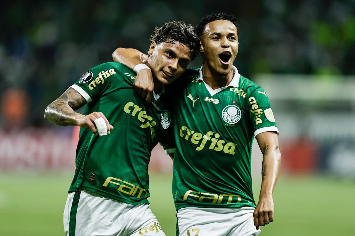 AMDEP1905. SAO PAULO (BRASIL), 15/05/2024.- Richard Ríos Montoya (i) de Palmeiras celebra un gol este miércoles, en un partido de la fase de grupos de la Copa Libertadores entre Palmeiras y Independiente del Valle (IDV) en el estadio Allianz Parque en Sao Paulo (Brasil). EFE/ Isaac Fontana