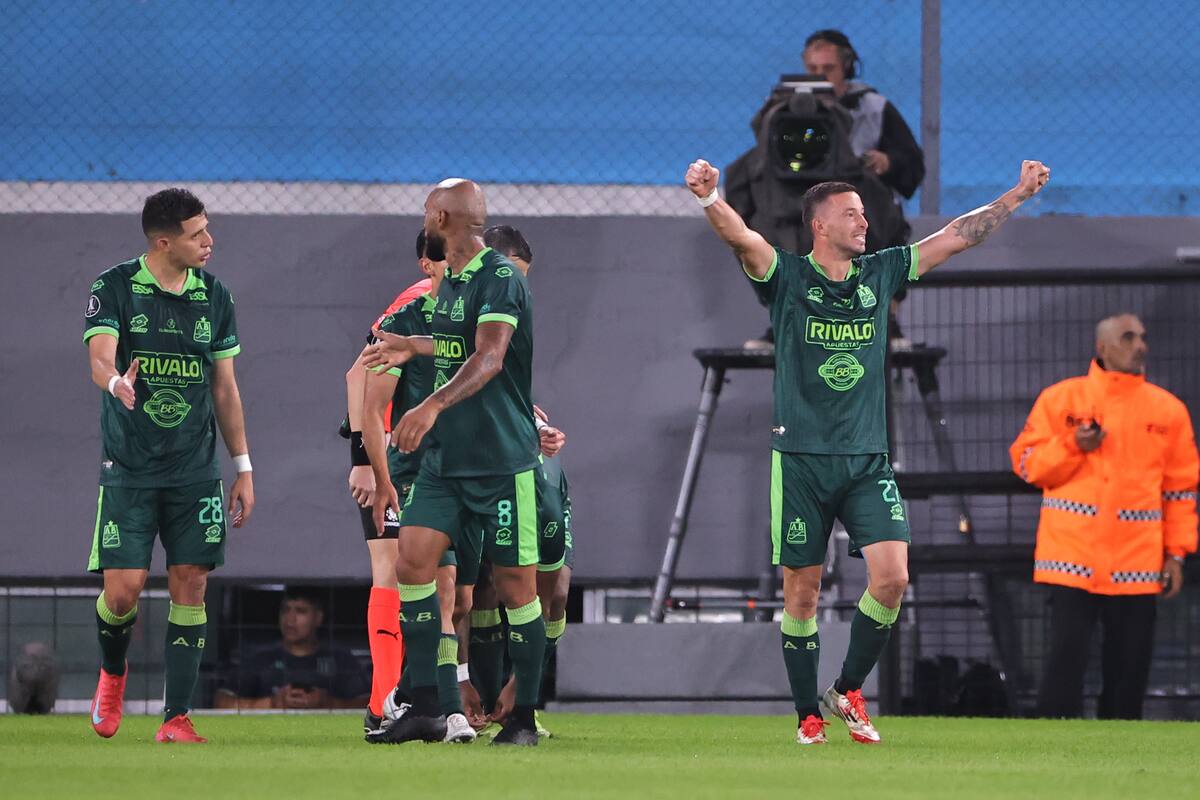 Los gugadores de Atlético Bucaramanga lograron una histórica victoria sobre Racing en Argentina. //EFE