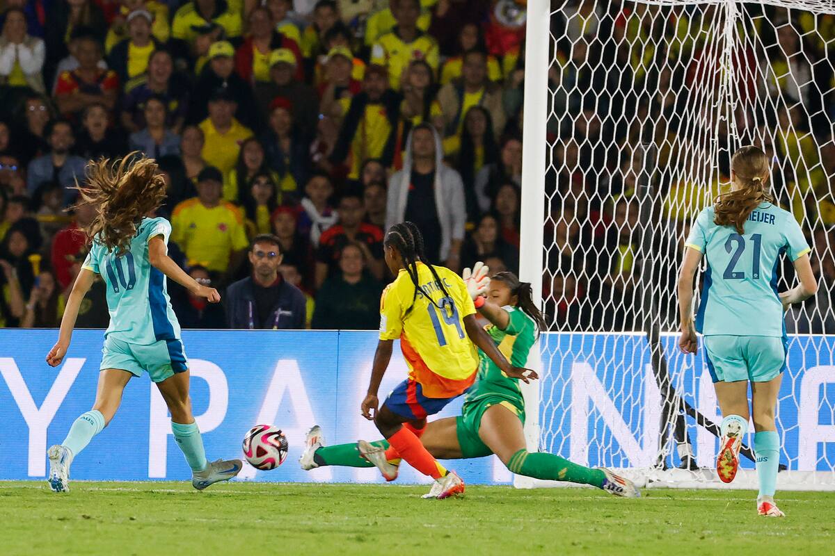 Luisa Agudelo (atrás) portera de Colombia en el partido del debut contra Australia. //EFE