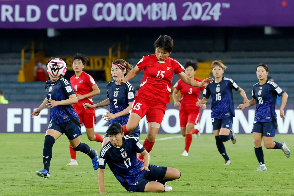Il Son Choe (c, arriba) de Corea disputa el balón con Uno Shiragaki (abajo) de Japón este domingo, en la final de la Copa Mundial Femenina sub-20. //EFE