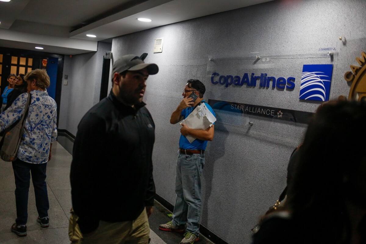 Usuarios acuden a solicitar el reembolso de sus tiquetes ante la aerolínea panameña Copa hoy, viernes 6 de abril de 2018, en Caracas (Venezuela). EFE