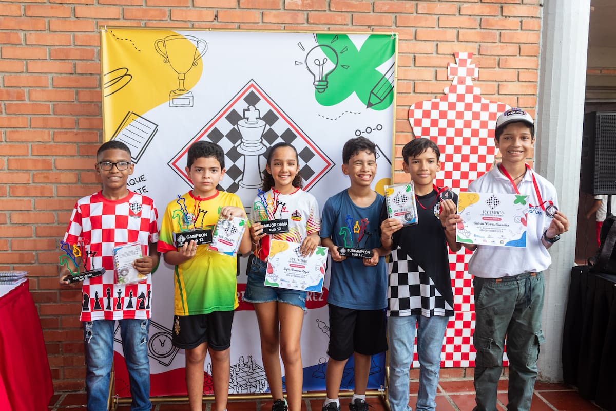 Niños ganadores en la Copa Soy Talento de Ajedrez.