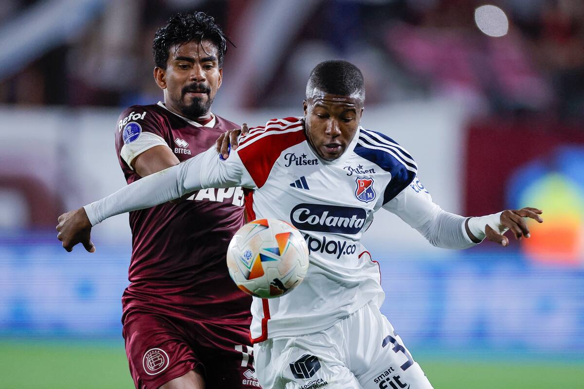 Raúl Loaiza (i) de Lanús disputa un balón con Francisco Chaverra de Independiente Medellín este miércoles, en el partido de ida de cuartos de final de la Copa Sudamericana. EFE/ Juan Ignacio Roncoroni.