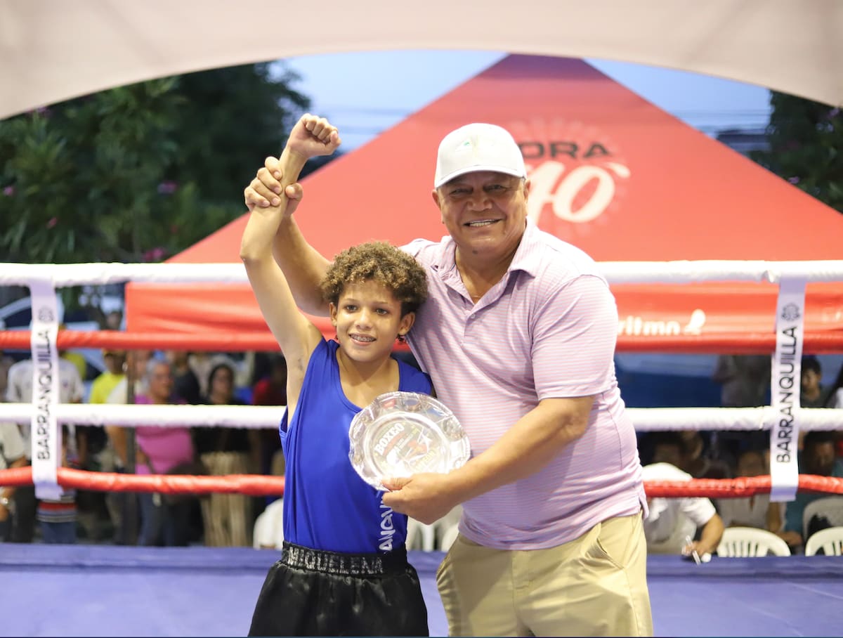Esteban Manzanero, representante de Juan de Acosta, fue el más técnico de la categoría infantil, recibió el premio de manos del excampeón mundial Sugar Baby Rojas.//Cortesía Alcaldía de Barranquilla.