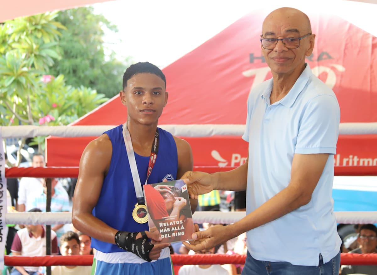 Pablo Castillo, de Santa Lucía, campeón de los 48 kilogramos, en la categoría junior, recibió el premio de parte del periodista Alberto Agámez Berrío.//Cortesía Alcaldía de Barranquilla.