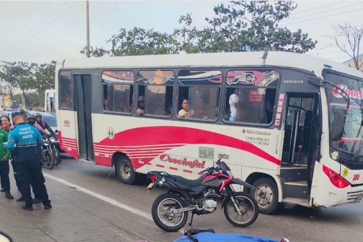 Siniestro vial en Barranquilla: hombre murió al chocar su moto contra bus
