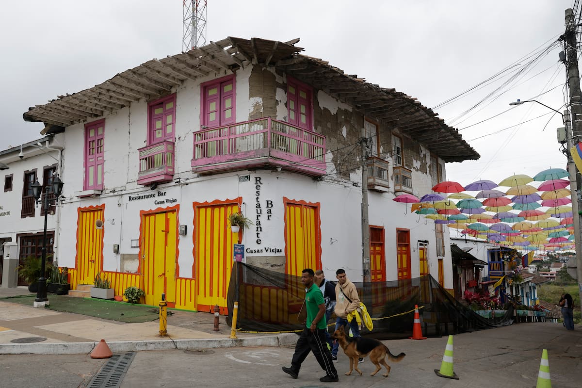 Vivienda con daños causados por el terremoto de magnitud 7,4 del pasado 10 de agosto, en Salento (Colombia). //Foto: EFE/ Carlos Ortega.