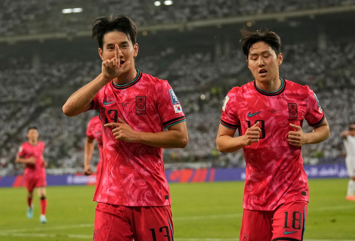 Kim Jingyu, de Corea del Sur, izquierda, celebra tras anotar durante el partido del grupo B de las eliminatorias asiáticas para la Copa Mundial 2026 entre Corea del Sur e Irak en el Estadio Internacional de Basora. //AP