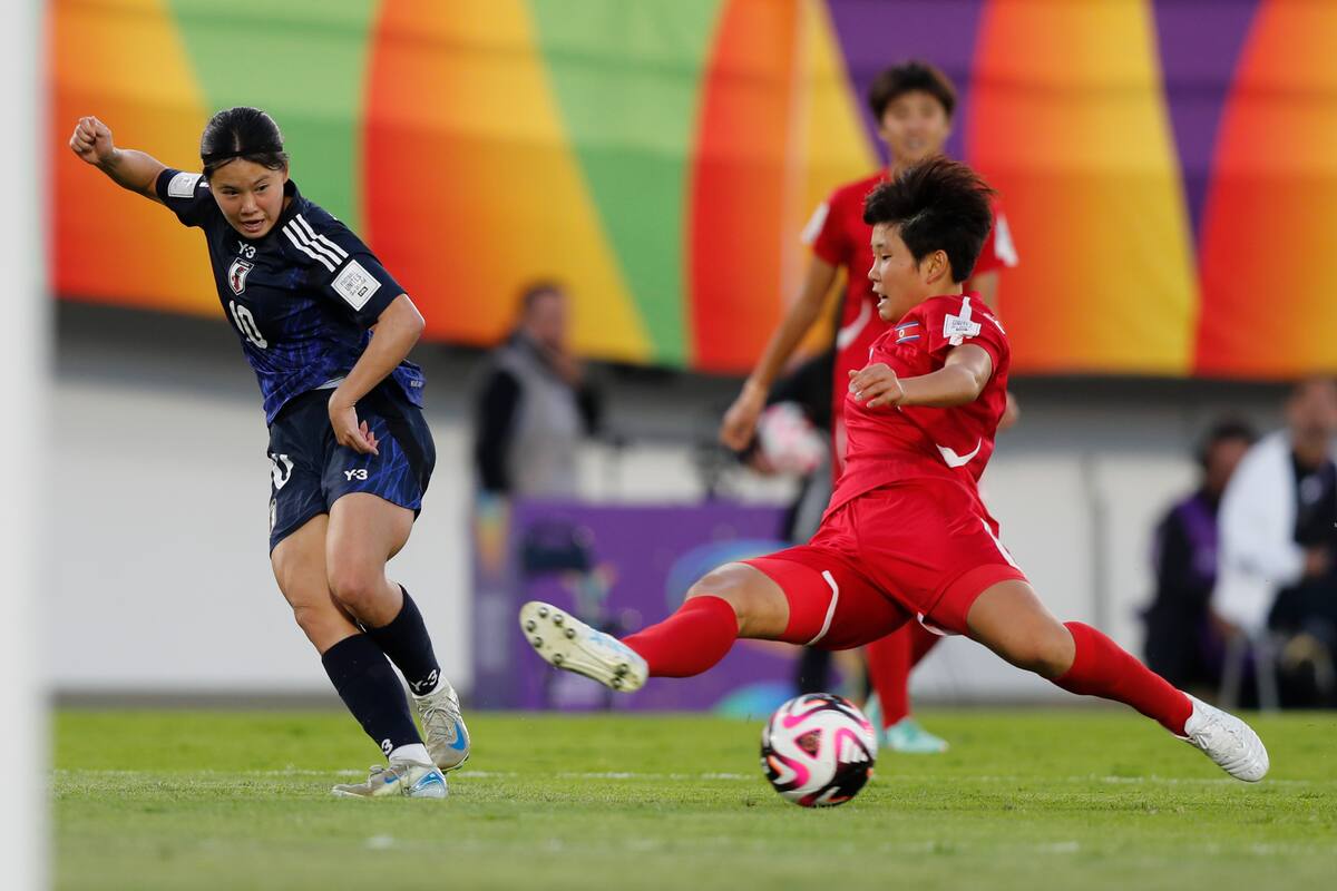 Manaka Matsukubo (i) de Japón remata este domingo, en la final de la Copa Mundial Femenina sub-20. //EFE