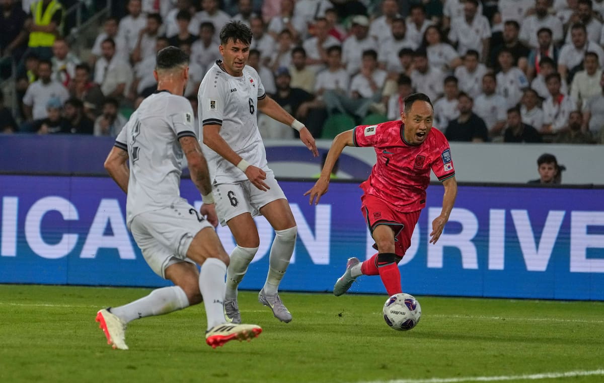 Moon Seon Min, de Corea del Sur, derecha, en acción durante el partido del grupo B de las eliminatorias asiáticas para la Copa Mundial 2026 entre Corea del Sur e Irak. //AP