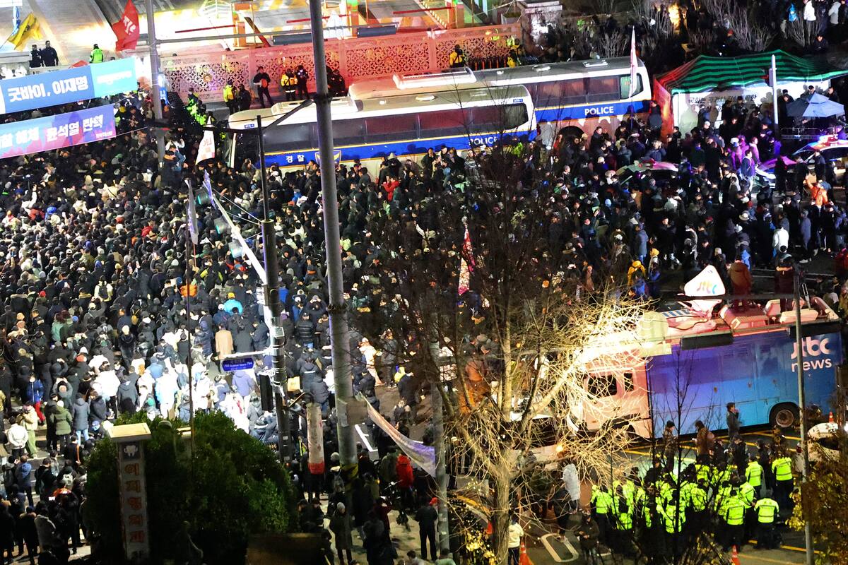 Video: manifestantes y fuerzas militares se enfrentan en Corea del Sur