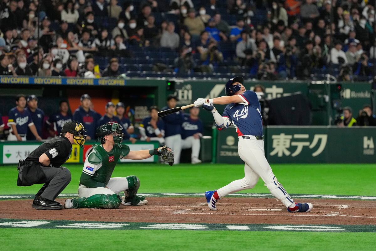 Lee Jung-hoo, de Corea del Sur, hace un elevado durante la quinta entrada de un partido del Clásico Mundial de Béisbol entre Corea del Sur y Australia. //Foto, AP: Eugene Hoshiko