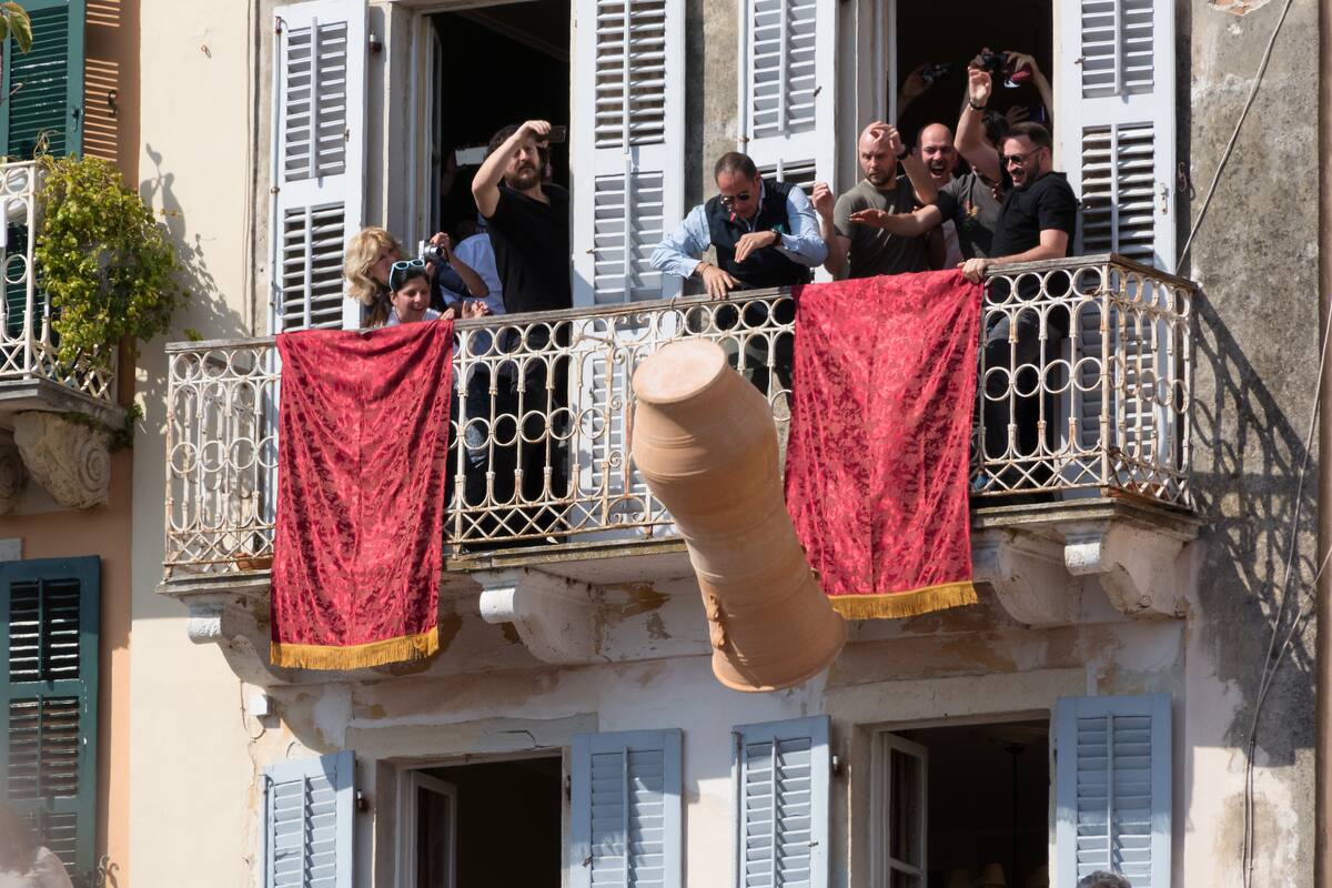 Corfianos arrojan vasijas desde sus balcones el Sábado Santo. //123rf.