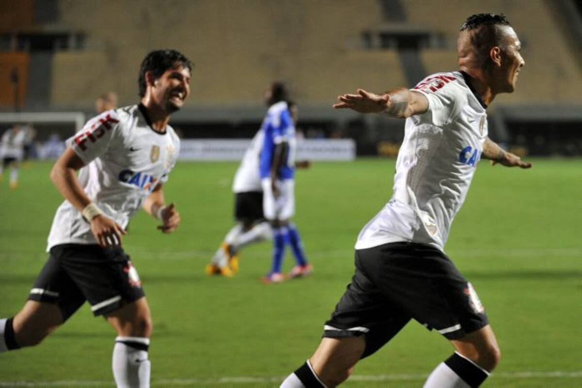 Los goles del 'Timao' llegaron en los pies de Paolo Guerrero (10) y Alexander Pato (48), los grandes protagonistas del partido. AFP NELSON ALMEIDA