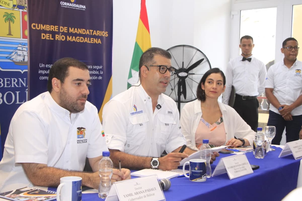 El gobernador de Bolívar, Yamil Arana Padauí; Alvaro Redondo Castillo, director ejecutivo de Cormagdalena; y Marisella Calpa Gómez, directora de Vivienda Rural del Ministerio de Vivienda; lideraron la Cumbre de Mandatarios del Río Magdalena Cuenca Baja. // Foto: Julio Castaño.