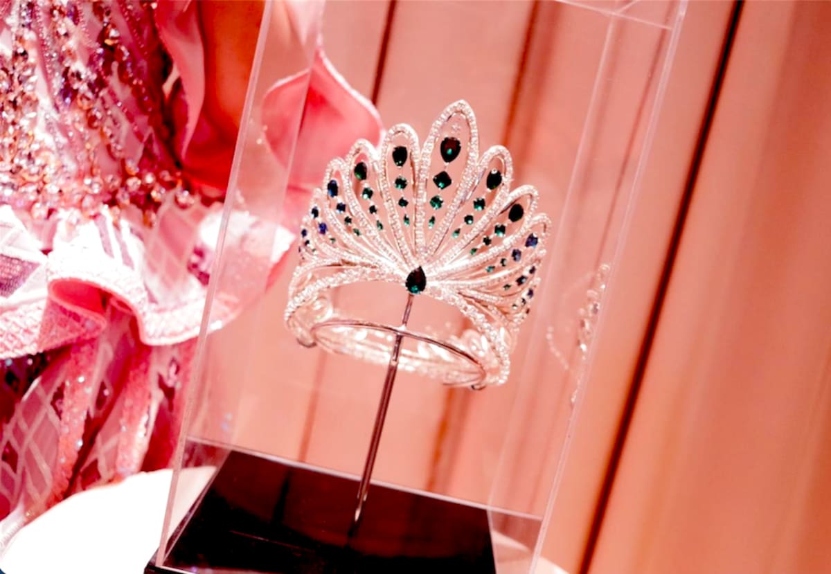Michelle Char Fernández, reina del Carnaval de Barranquilla 2026, con la Caribe Esmeralda, que lucirá el día de su coronación .//Cortesía Carnaval de Barranquilla.