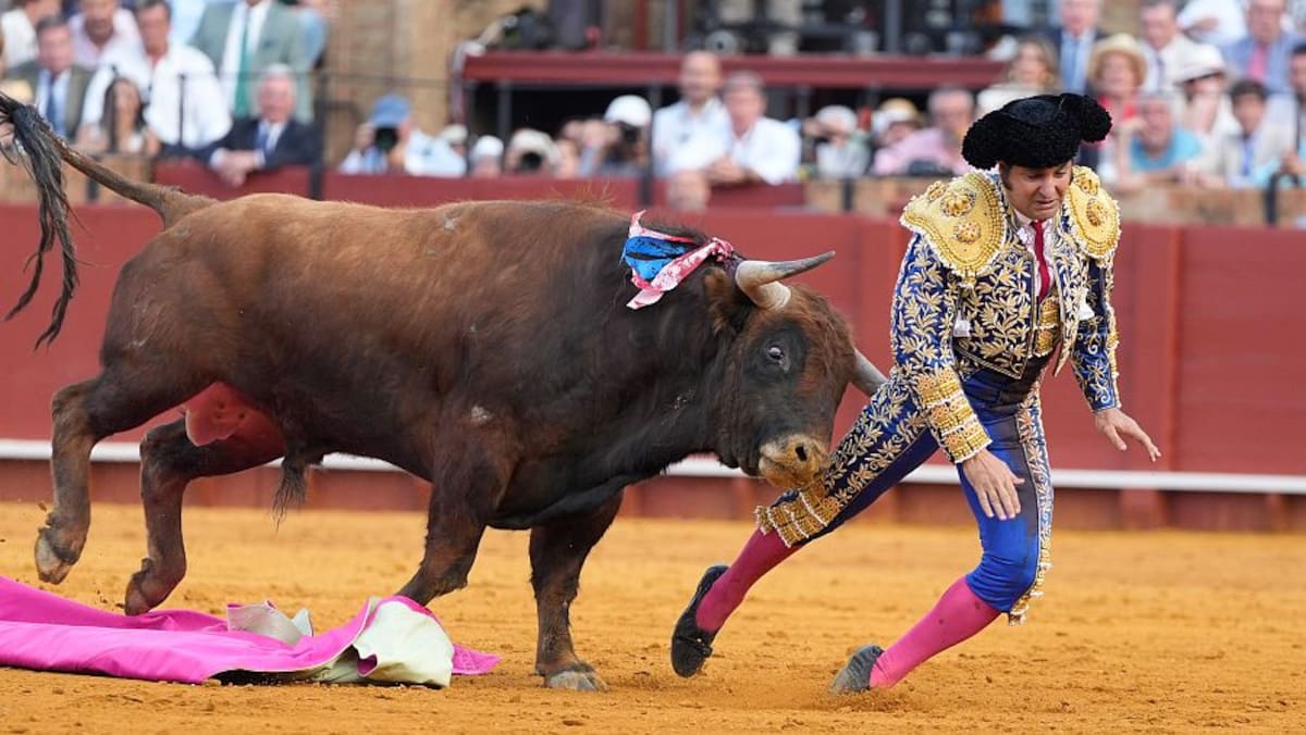 El torero Morante de la Puebla corneado en Sevilla. // Foto: Cortesía - Joaquín Corchero - Europa Press.