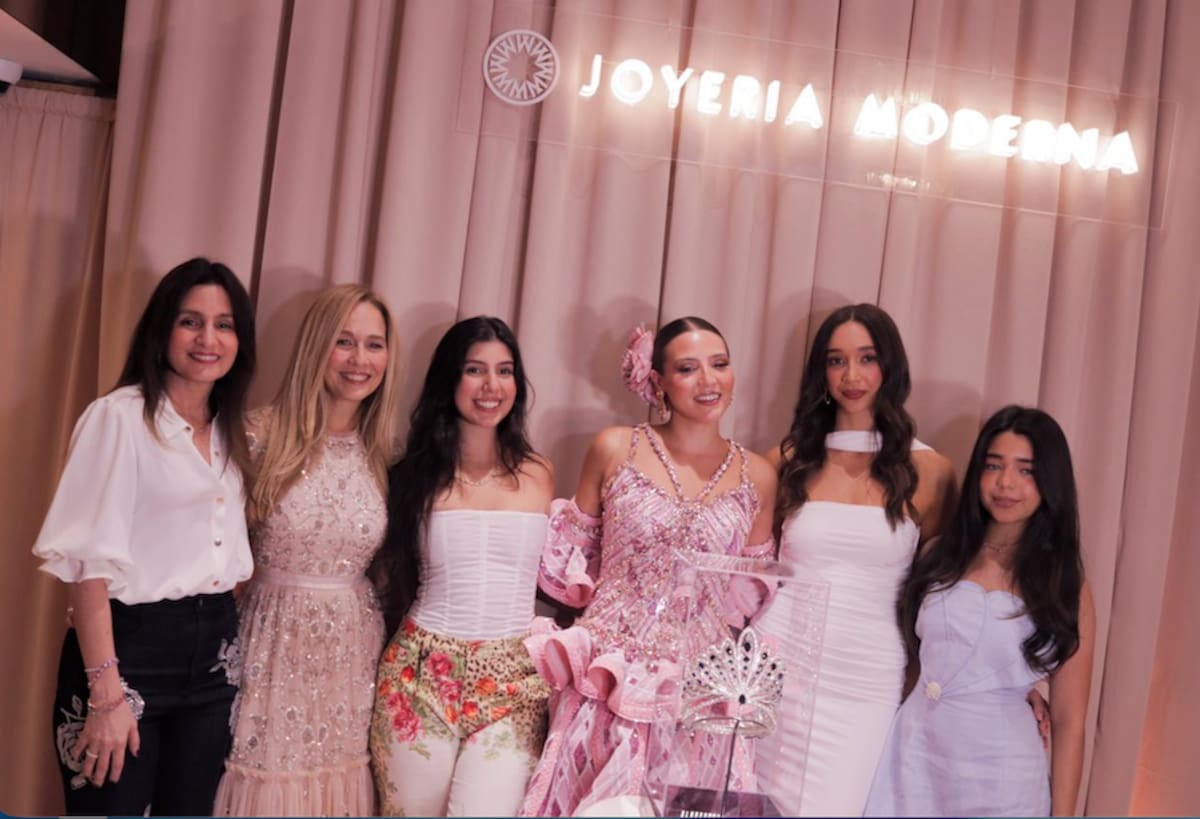 La reina del Carnaval de Barranquilla, Michelle Char Fernández, junto con sus primas de Joyería Moderna tras recibir la corona que lucirá el día de su coronación.//Cortesía Carnaval de Barranquilla.