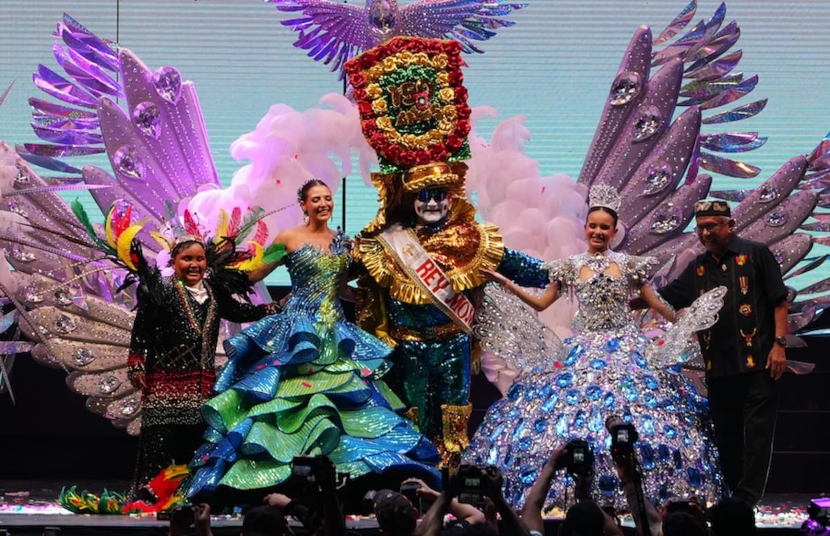 Joshua Ortiz y Sharon Acosta, Reyes del Carnal de Los Niños 2026, estuvieron acompañados por Michelle Char y Adolfo Maury Cabrera..//Cortesía Carnaval de Barranquilla.