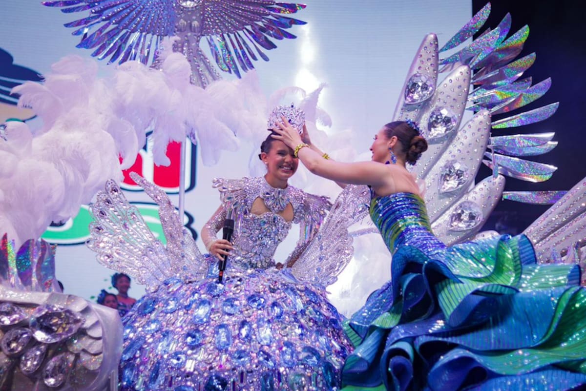Sharon Acosta fue coronada por la reina Michelle Char Fernández..//Cortesía Carnaval de Barranquilla.