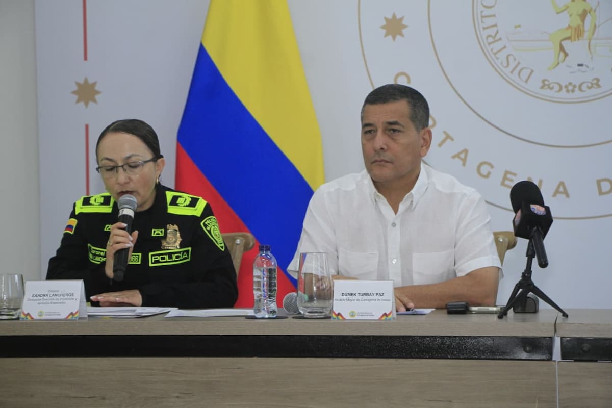 Coronel Sandra Lancheros y el alcalde Dumek Turbay. // Foto: Julio Castaño - El Universal