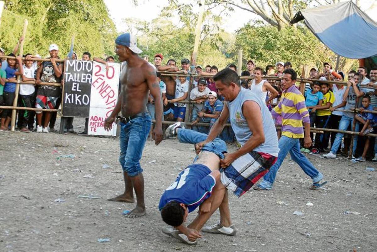 Los moradores del barrio Las Delicias disfrutan de sus corralejas. MANUEL SANTIAGO PÉREZ/EL UNIVERSAL/