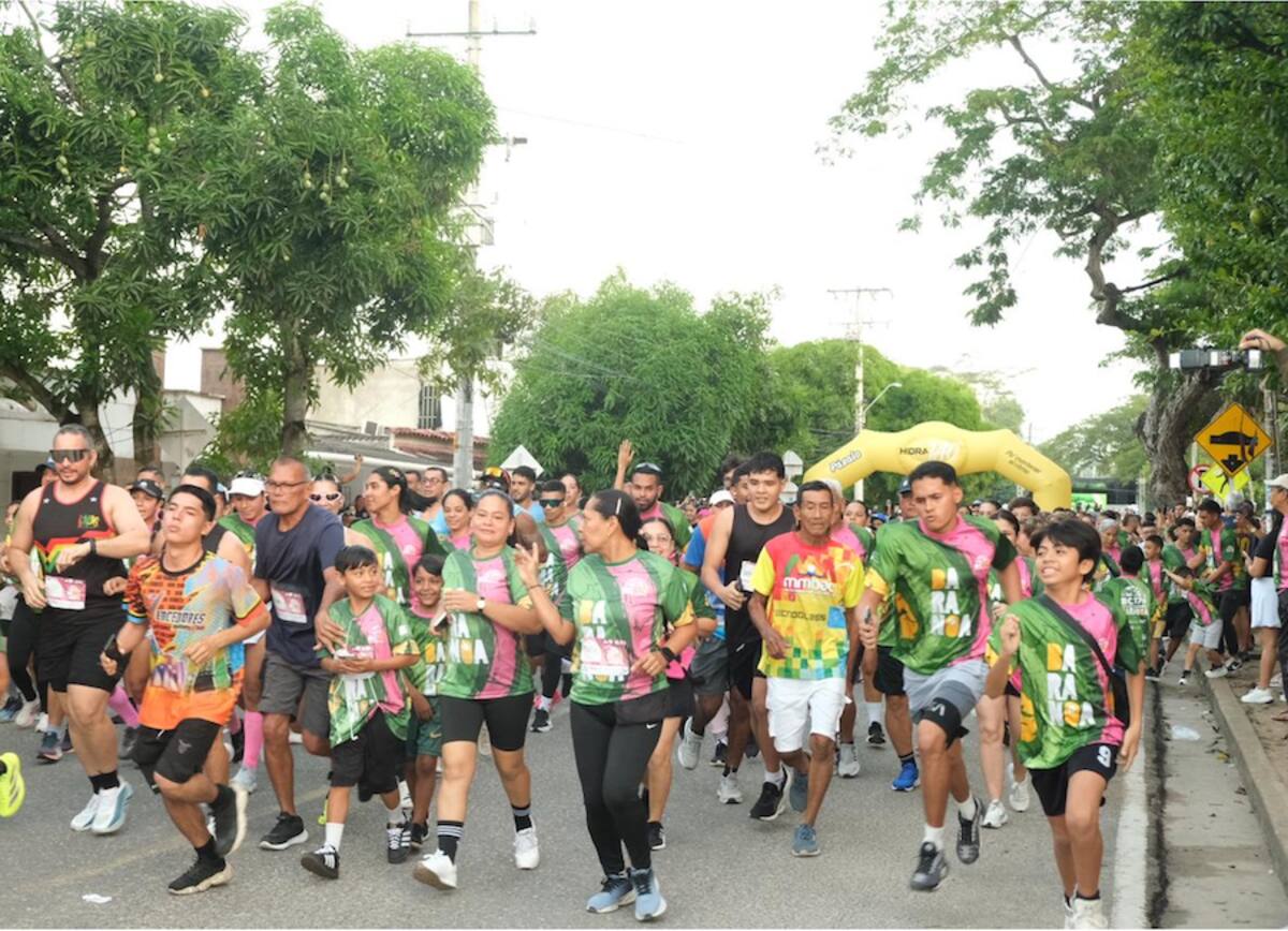 Las calles de Baranoa estuvieron colmadas por las más de tres mil personas que participaron de la carrera ‘Baranoa Corre’ 2026.//Cortesía DCADB.
