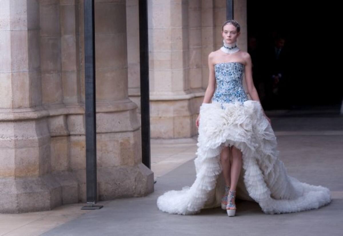 Diseños de Alexander McQueen en el marco del Otoño-Invierno, durante la Semana de la Moda de París. AP