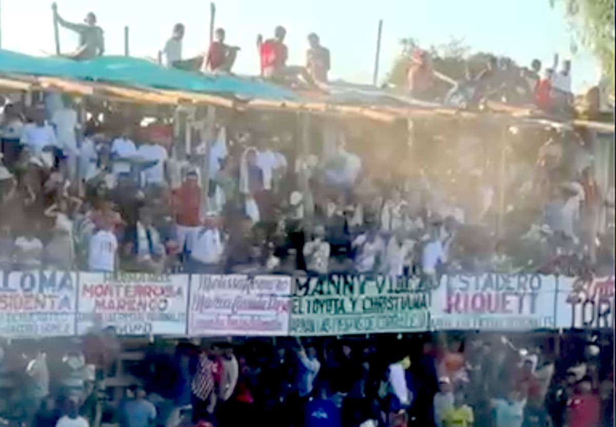 Varias personas estaban sobre las láminas de zinc d ellos techos de los palcos de la corraleja de Campo de la Cruz, con motivo de las fiestas patronales de San José.//Captura de pantalla.