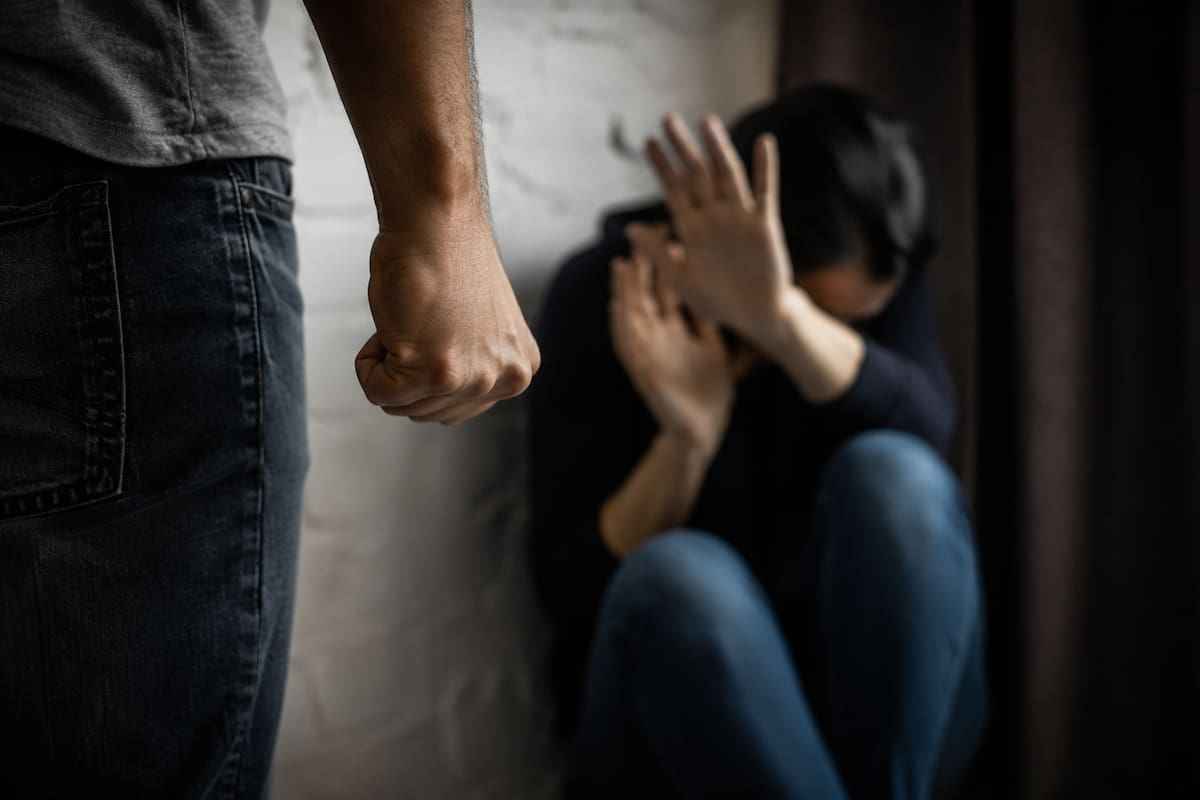 El alto tribunal modificó el criterio que se aplicaba en los casos de violencia intrafamiliar y abrió la posibilidad de imponer una condena por cada episodio de agresión cuando estos tengan autonomía temporal, espacial y contextual. Foto recreada / IA.