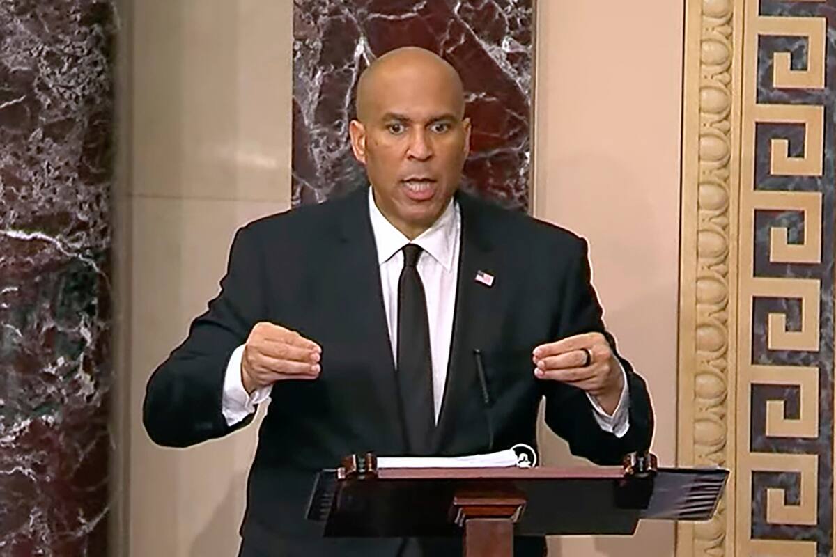 Cory Booker, demócrata de Nueva Jersey, habla en el Senado. //AP